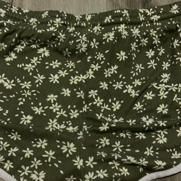 Floral green shorts - Picture 3 of 3